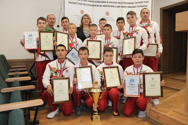 Энгель Фаттахов наградил юных спортсменов