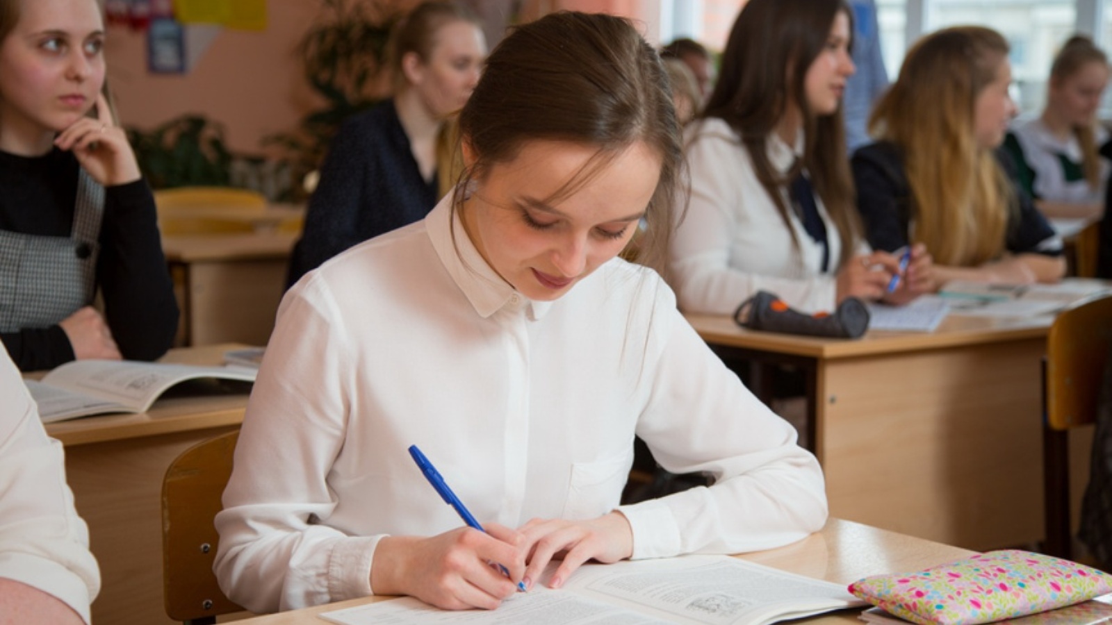 Учеба число. Выпускные экзамены. Выпускной экзамен в школе. Выпускной экзамен в России. Экзамены для школьников в России.