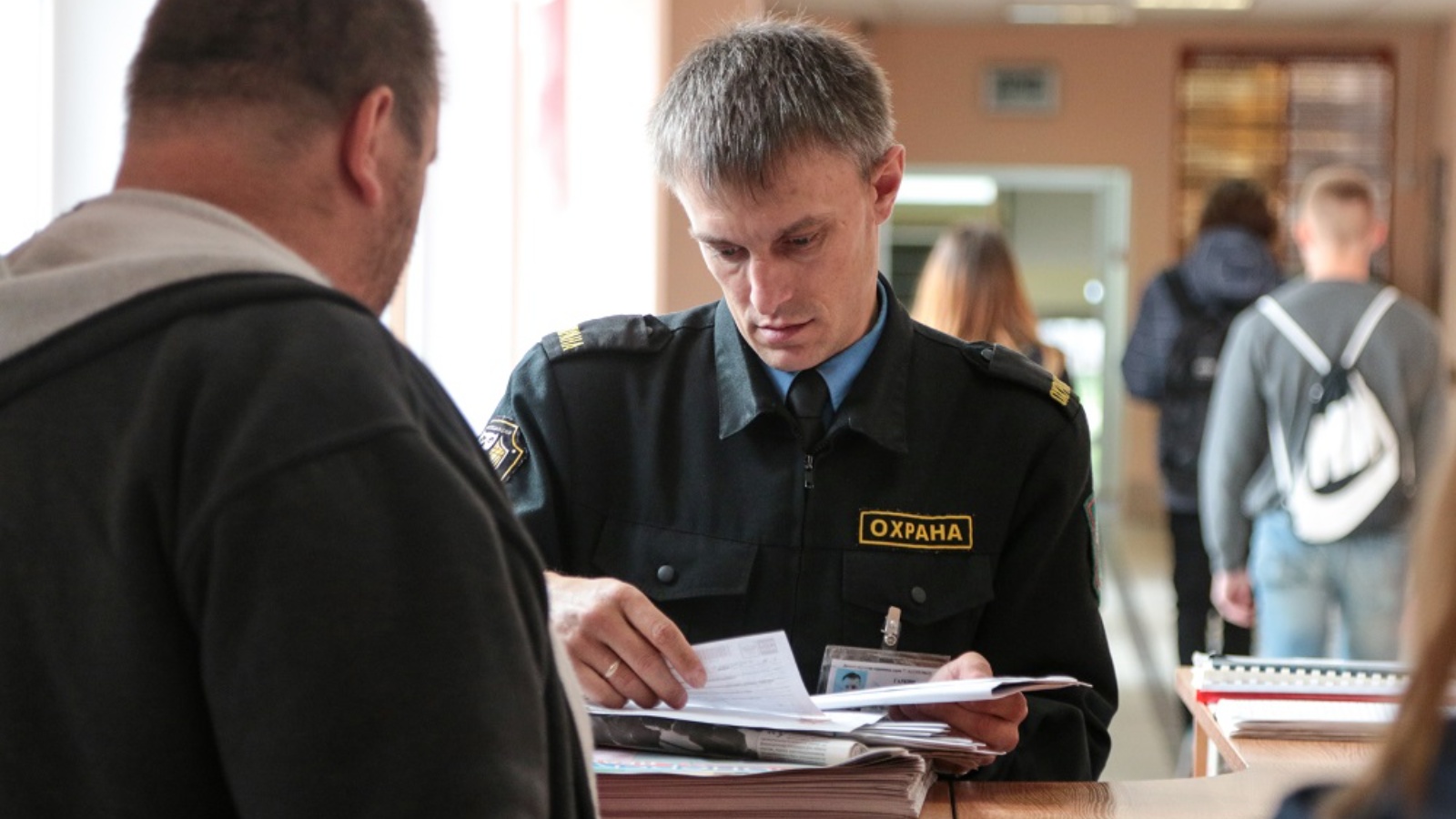 Безопасность студента. Охрана в школе. Охранник в школе. Охрана в универе. Охрана учебных заведений.