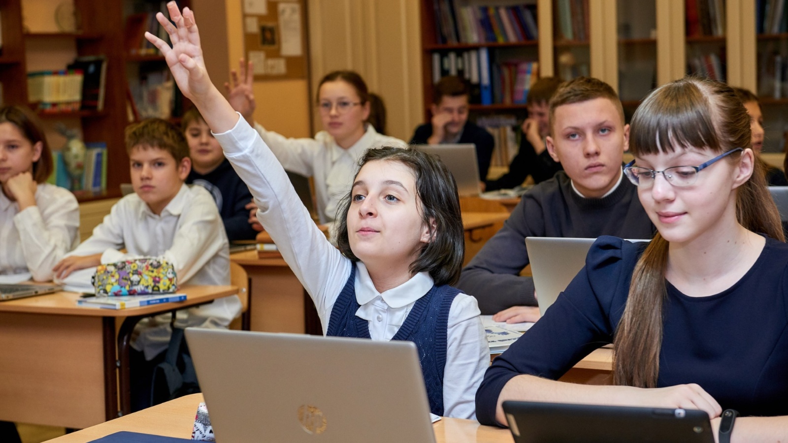 Преподавание родных языков в школе. Школьное воспитание в школе в РФ. Школьники поют гимн. Изучения ия в российских школах фото. Фото российского Просвещения в образовании.