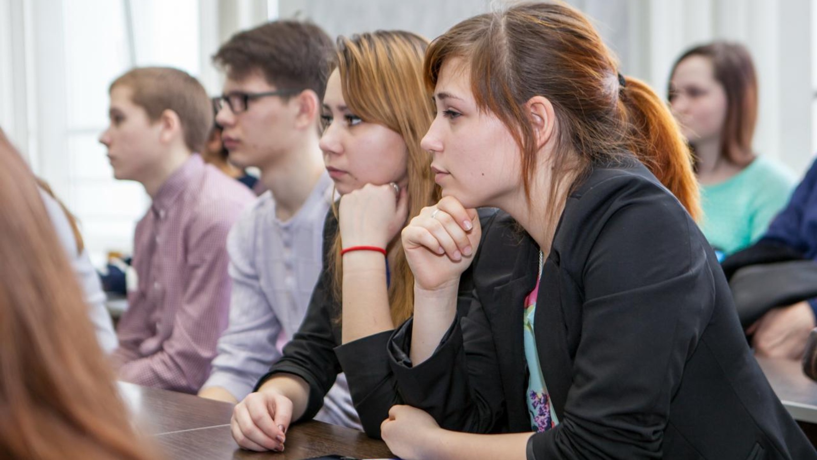 Учитель и подросток. Студенты на занятиях. Институт мигрант. Старшеклассники за партой. Старшие школьники.