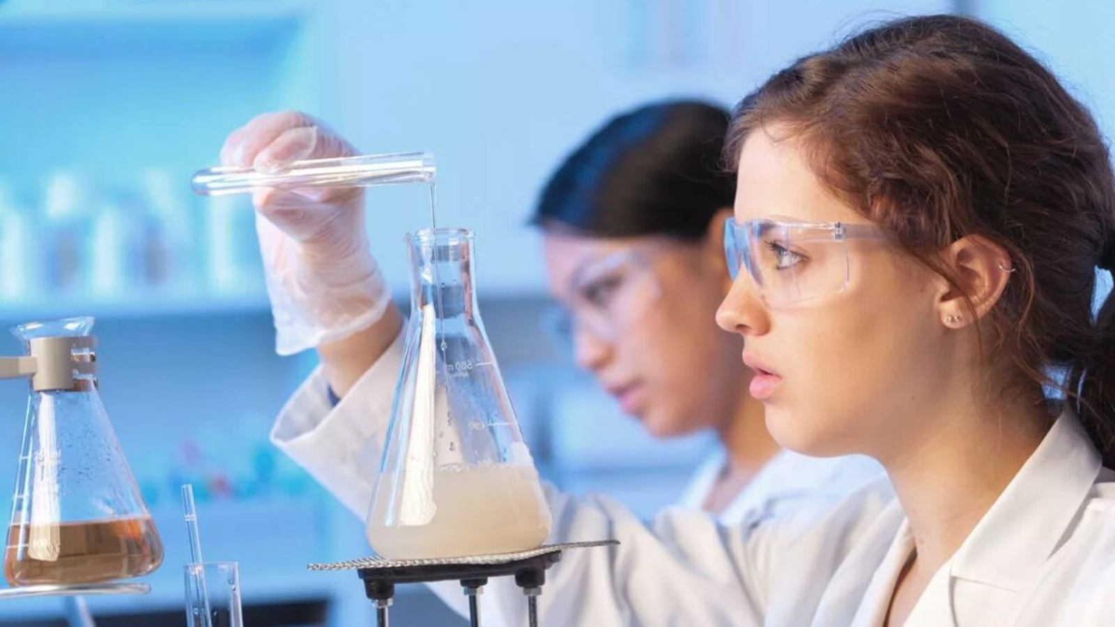 Наличие наука. Химические опыты в лаборатории. Студенты в лаборатории. Лаборатория для химических экспериментов. Биологи в лаборатории студенты.